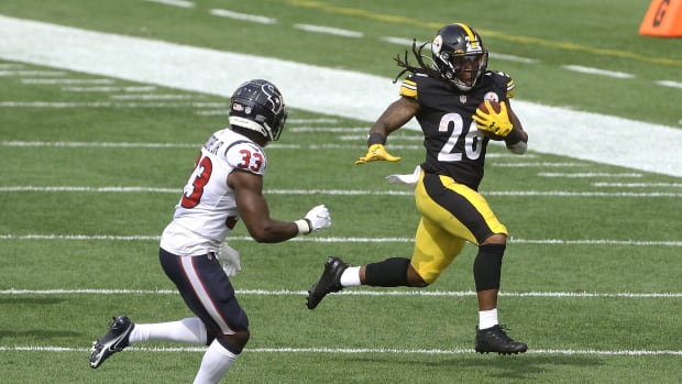 Sep 27, 2020; Pittsburgh, Pennsylvania, USA; Pittsburgh Steelers running back Anthony McFarland (26) carries the ball as Houston Texans safety A.J. Moore (33) defends during the second quarter at Heinz Field. Mandatory Credit: Charles LeClaire-USA TODAY Sports